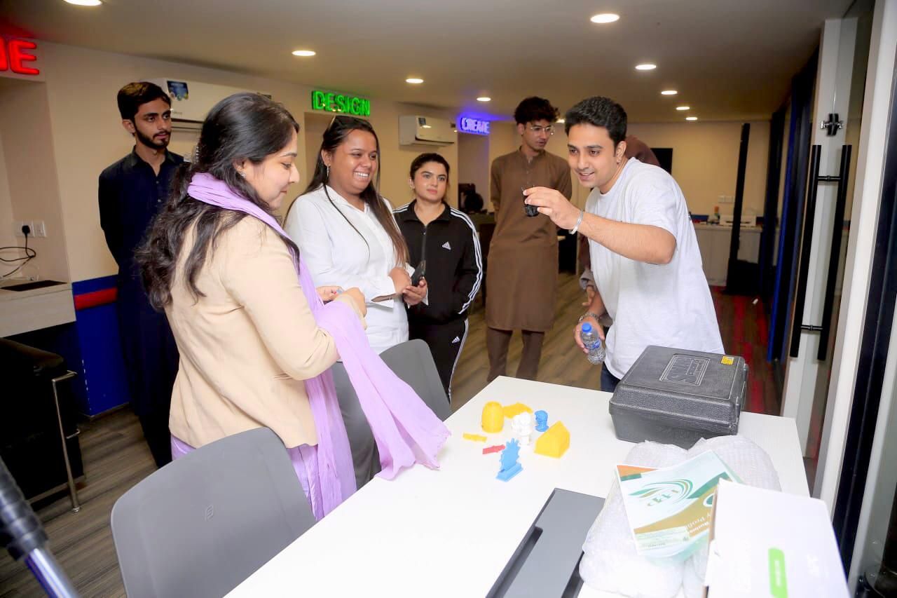 Lincoln Corner Empowers Aspiring Entrepreneurs with Digital Marketing Strategies